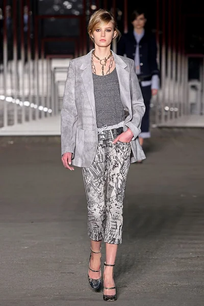Look 16